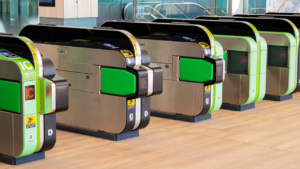 「6カ月定期券代を基準とする通勤手当は一括支給しなければならないか」のアイキャッチ画像